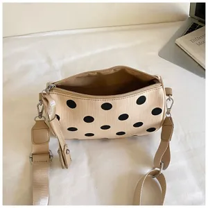 Beige polka dot kussen crossbody tas met verstelbare brede riem en ritssluiting detail.