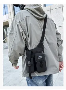 Vue détaillée du sac de poitrine tactique multifonctionnel avec sangles résistantes.