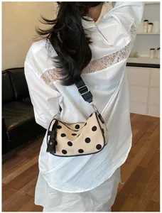 Gedetailleerd overzicht van een chique Koreaanse polkadot okseltas voor dagelijks en casual gebruik.