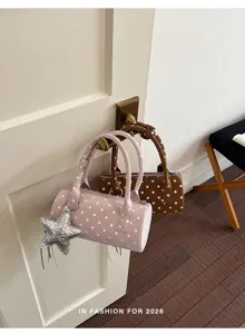 Sac à main cylindrique à pois chic avec pendentif étoile, design tendance pour l'été.