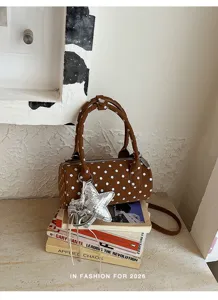Sac à main cylindrique à pois marron avec pendentif étoile argentée, sac bandoulière chic.
