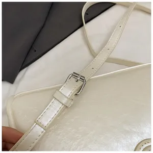 Witte lederen schoudertas detail riem metalen gesp chique minimalisten stijl casual