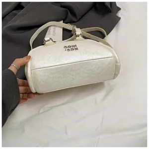 Witte gestructureerde bowlingtas detailweergave, stijlvolle schoudertas voor dames.