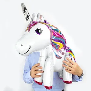 Detaillierte Nahaufnahme des großen Einhorn-Folienballons mit bunter Mähne und silbernem Horn.