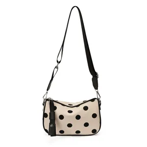 Stijlvolle schoudertas met polkadots, casual chique okseltas voor dagelijks gebruik.