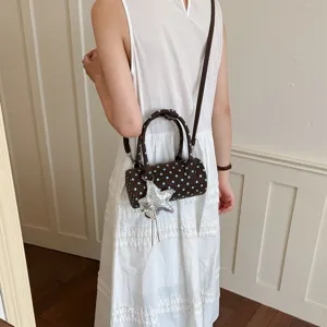 Sac à bandoulière cylindrique élégant pour femme avec motif à pois chic et pendentif étoile.