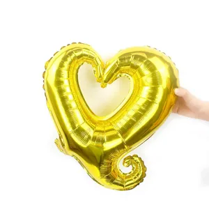 Detailansicht des goldenen Herz-Folienballons für Hochzeits- und Partydeko, glänzend.