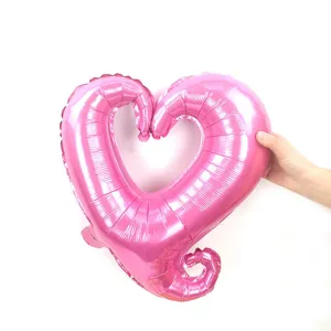 Rosa Folienherz Ballondetail Nahaufnahme Ansicht, glänzendes metallisches Partyzubehör.
