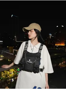 Taktische Brusttasche Detailansicht, modisches Streetwear Design mit Fächern und Kette.