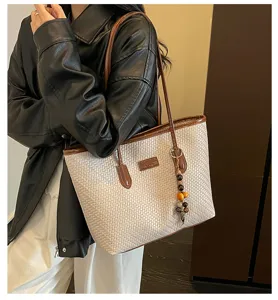 Sac cabas tissé élégant pour femmes, grand sac d'épaule avec pendentif perlé chic.