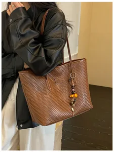 Élégant cabas tissé marron pour femme, grand sac à main bandoulière décontracté avec pendentif.