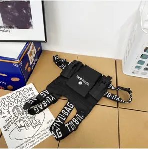 Taktische Brusttasche Detailansicht, schwarze Streetwear Hip-Hop Westentasche mit Taschen.