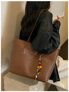 Vue détaillée du sac cabas tressé marron, grand sac à épaule pour femme élégante.