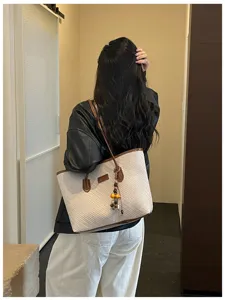 Vue détaillée du sac cabas tissé élégant mettant en valeur sa grande capacité et design.