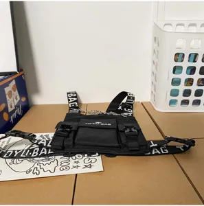 Schwarze taktische Brusttasche im Detail mit mehreren Taschen und verstellbaren Gurten.
