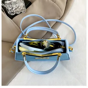 Borsa a mano strutturata azzurro chiaro trendy con dettagli dorati, borsa a tracolla chic.