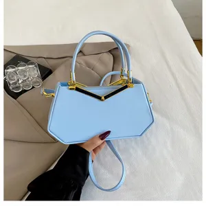 Vista dettagliata della borsa a mano geometrica azzurra alla moda con manico superiore e tracolla.