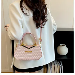 Elegante borsa a tracolla rosa con motivo a onde, manico e dettagli in metallo dorato.