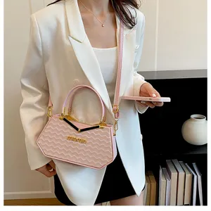 Elegante borsa a mano rosa con motivo ondulato per donne, borsa a tracolla di tendenza.