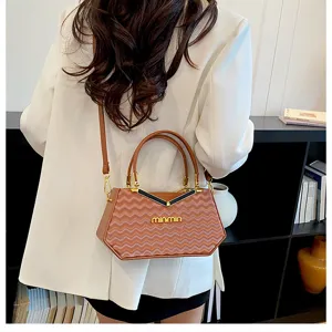 Piccola borsa a tracolla alla moda per donna, design chic con motivo a onde, borsa elegante.