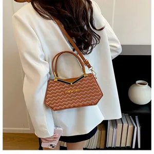 Borsa a tracolla alla moda con motivo a onde e logo minmin metallico per donne estate.