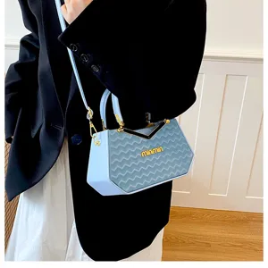 Borsa a tracolla chic azzurra da donna, elegante motivo a onde e minuteria metallica dorata.
