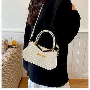 Borsa a tracolla bianca chic con motivo a onde, manico in metallo elegante, borsa alla moda.
