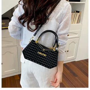 Borsa a mano da donna elegante borsa a tracolla con trama ondulata e dettagli in metallo.