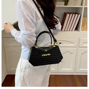Elegante borsa da donna con motivo ondulato unico, raffinata borsa a tracolla e a spalla chic.