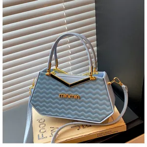 Vista dettagliata della borsa azzurra con motivo a onde e delicati accessori dorati.