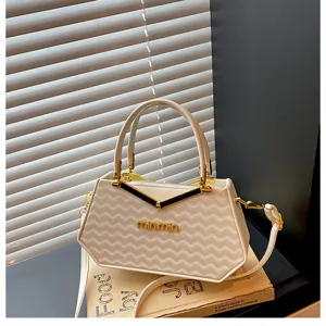 Vista dettagliata della stilosa borsa geometrica bianca con motivo ondulato e logo dorato.