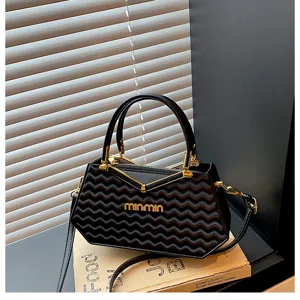Elegante borsa a mano nera con motivo a onde e hardware dorato, borsa a tracolla alla moda.