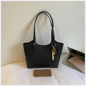 Borsa a tracolla tote in pelle intrecciata nera da donna, design minimalista elegante.
