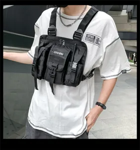 Detailansicht der Taktischen Brusttasche, Mehrfächer Weste Design, langlebige Outdoor Ausrüstung.