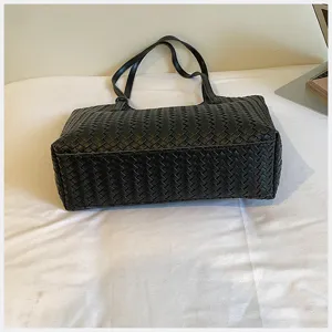 Borsa a mano intrecciata in pelle nera da donna, elegante borsa a spalla per uso casual.