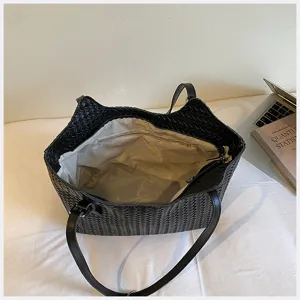 Borsa tote nera intrecciata in pelle da donna, elegante borsa a spalla con zip.