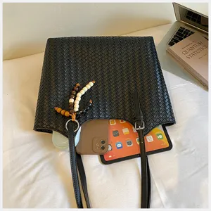 Borsa tote in pelle intrecciata nera, borsa a tracolla casual per donna uso quotidiano.