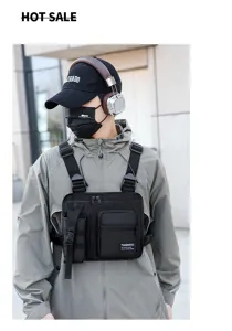 Detailansicht der taktischen Herrentasche, multifunktionale Streetwear Westentasche im Alltag.