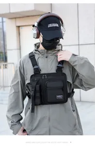Detailansicht der schwarzen taktischen Brusttasche mit mehreren Taschen und langlebigen Gurten.