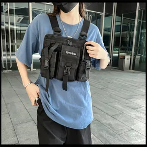Detailansicht der funktionellen taktischen Brusttasche im Aussenbereich mit praktischem Design.