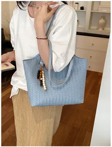 Elegante borsa shopper in pelle intrecciata blu da donna, borsa a spalla chic con perle.