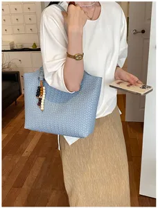 Borsa shopper in pelle intrecciata azzurro chiaro da donna, elegante borsa a spalla.