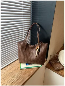 Classica borsa shopper intrecciata marrone scuro da donna, elegante borsa a spalla.