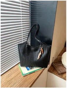 Borsa tote nera intrecciata in pelle da donna, elegante borsa a spalla con ciondolo di perline.