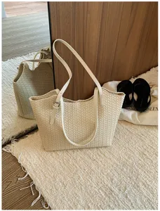 Elegante borsa a mano intrecciata beige da donna, bellissima borsa a spalla casual.