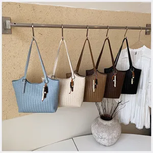 Borsa a tracolla intrecciata chic per donna, design casual elegante con nappina decorativa.
