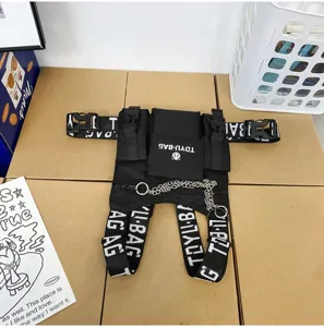 Detailansicht der schwarzen taktischen Brusttasche, Streetwear Hip-Hop Westentasche.