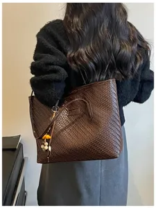 Élégant sac cabas tressé marron foncé pour femme, sac à épaule grande capacité pour le travail chic.