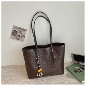 Sac cabas tissé marron foncé avec pendentif de perles, sac à main de banlieue élégant détail.