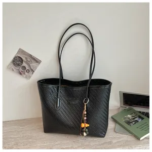 Élégant sac cabas tressé noir pour femmes, grand sac porté épaule avec pendentif.